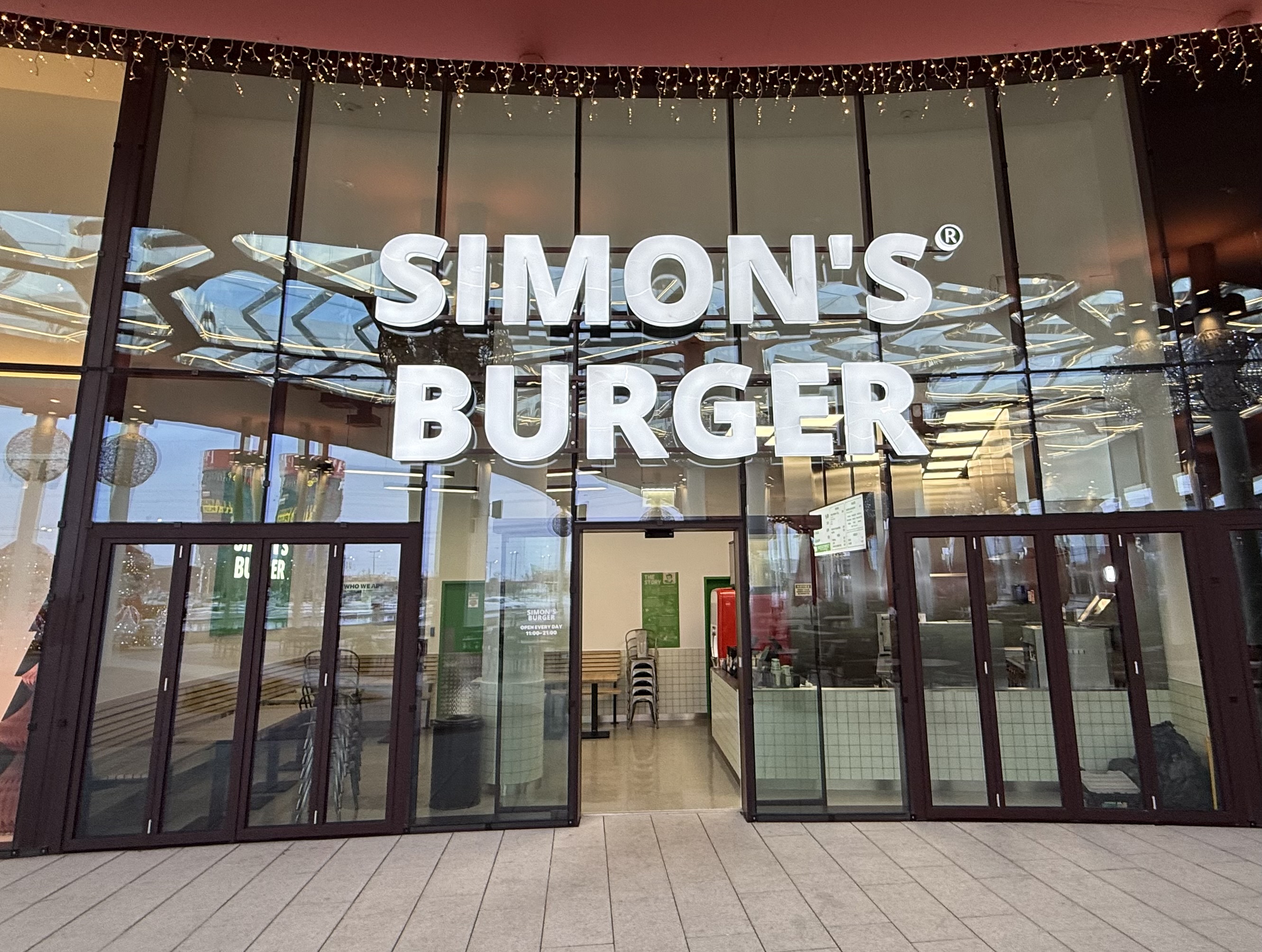 Simon's Burger interior